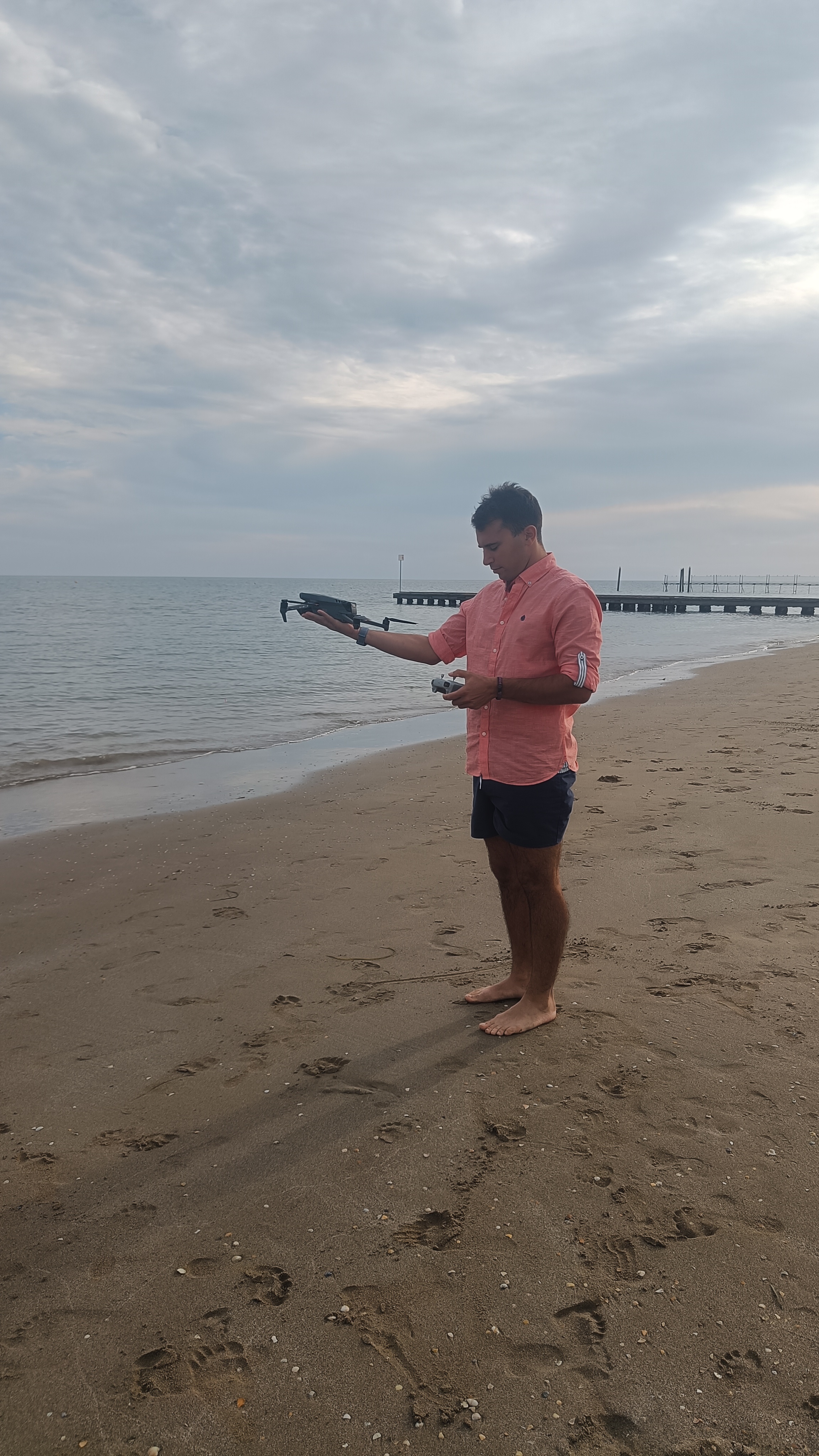 Lorenzo Formisano con drone sulla spiaggia
